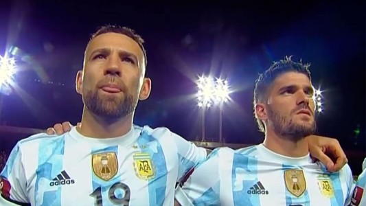 El himno argentino y "Dibu" Martínez fueron silbados por los hinchas chilenos en Calama