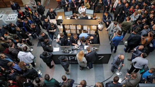 Rusos pagan un lugar en la fila para comprar el iPhone 7 tan caro como el teléfono