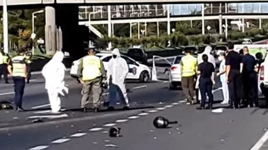 Motochorros escapaban de contramano por el Acceso Oeste y chocaron contra un auto: uno murió y otro está grave