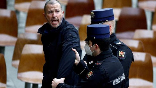 Un hombre interrumpió a los gritos la audiencia del Papa: “No más mascarillas en la iglesia”