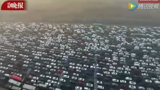 Un drone captó un espectacular atasco en una autopista de China