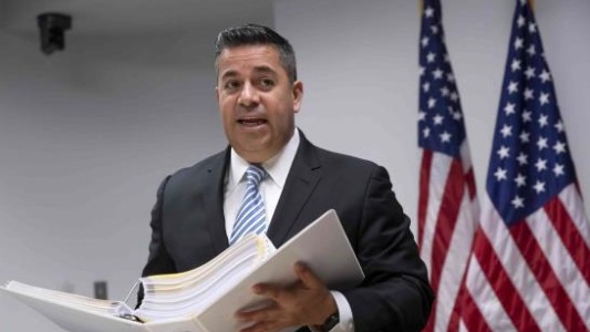 El derrame cerebral de un senador demócrata amenaza la agenda parlamentaria de Biden en EEUU