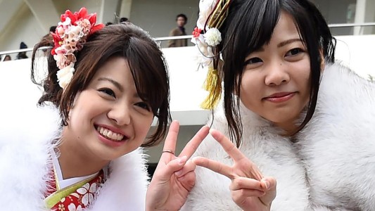 Alertan sobre el peligro de sacarse una selfie haciendo el símbolo de la victoria