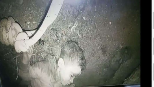 Salven a Rayan: un nene de 5 años cayó a un pozo de 32 metros e intentan rescatarlo