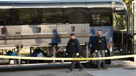 Un hombre disparó en un autobús y mató a una pasajera e hirió a otros cuatro en Los Angeles