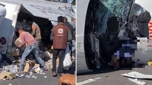 Saquearon un camión volcado mientras el chofer agonizaba