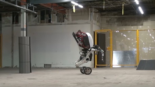 #EsViral El robot que corre, salta y se mueve como un humano
