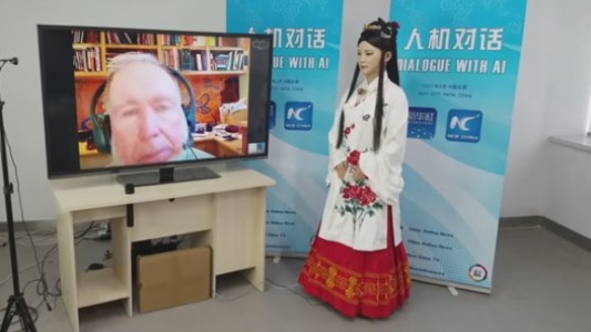 Con una entrevista televisiva, debutó el primer robot reportero