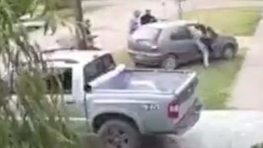 Violencia en Rosario: delincuentes le pegaron un tiro en el pecho para robarle el auto