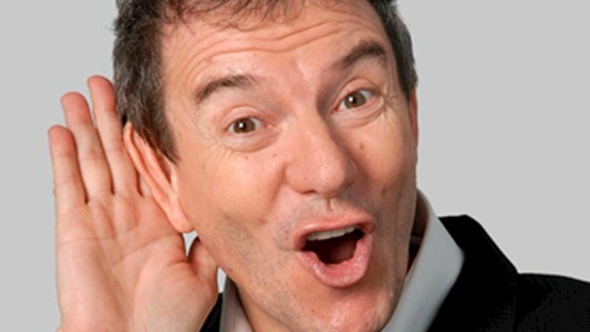 El transfóbico comentario de Alacrán sobre Flor de la V: "Es un hombre"