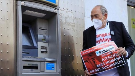 "Soy mayor, no idiota": un jubilado expone la falta de atención a los mayores - #FlashChat