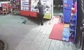 Video: el hombre que fue tragado por la tierra en la puerta de su negocio