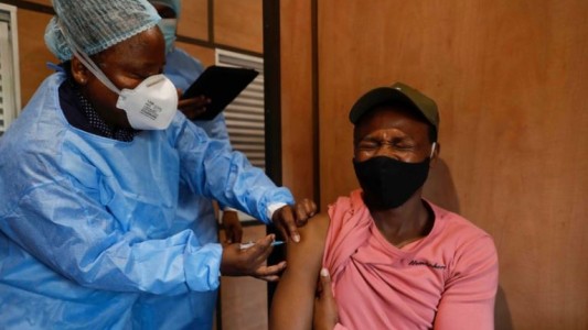 La OMS aseguró que la fase aguda de la pandemia podría terminar a fin de año si el 70% de la población es vacunada