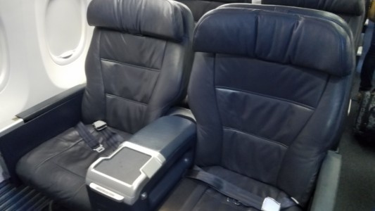 Una mujer denunció que fue violada en los asientos de primera clase en pleno vuelo