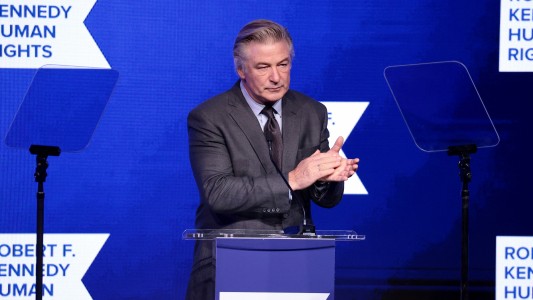 La familia de Halyna Hutchins denunció a Alec Baldwin por homicidio culposo