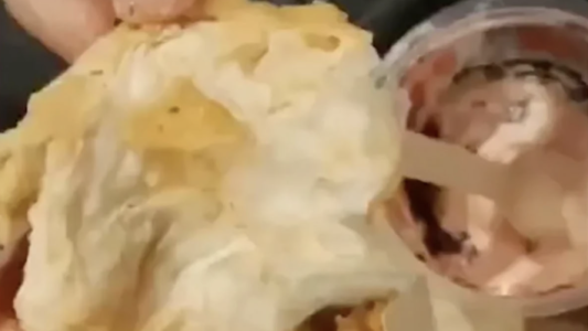Denunció que le sirvieron papel higiénico frito en un local de comidas rápidas