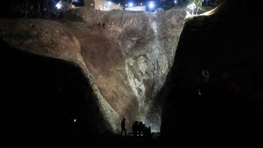 Intentan salvar a un nene de 9 años que cayó a un pozo de 25 metros en Afganistán