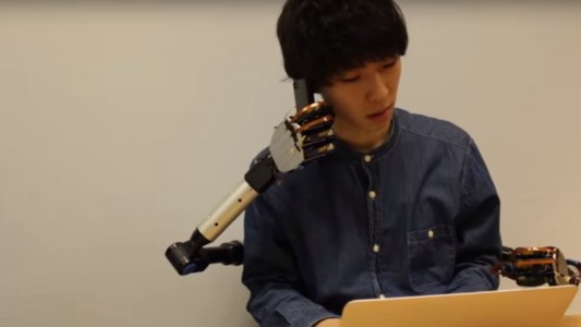 El invento más bizarro: un traje robótico que te permite tener 4 brazos