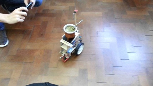 Un argentino inventó un robot repartidor de mates