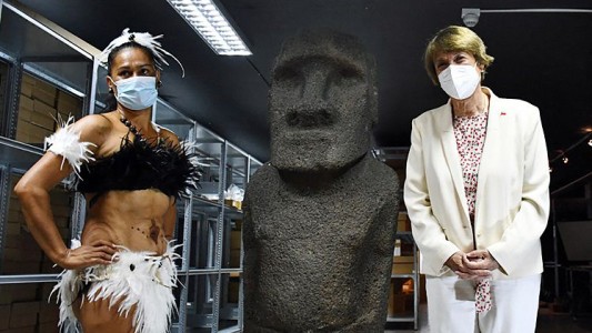 Devuelven un moai a Isla de Pascua después de 152 años