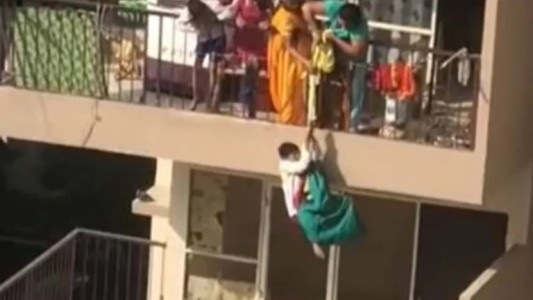 Video: se le voló ropa y, para recuperarla, colgó a su hijo del balcón desde el piso 10
