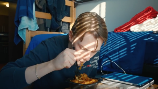 Comió fideos con pollo en mal estado y tuvieron que amputarle las piernas