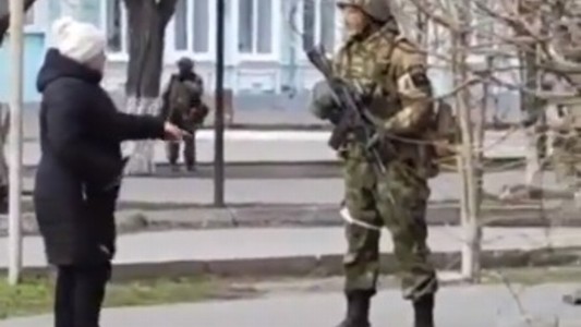 El video de la mujer ucraniana que enfrenta a un soldado ruso: “Deberías poner semillas de girasol en tus bolsillos para que crezcan en tierra ucraniana después de que mueras”