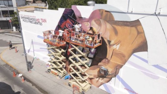 Un reconocido artista realiza un mural gigante por el Día Mundial de las Enfermedades Poco Frecuentes