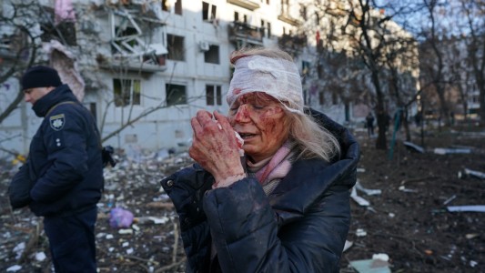 Quién es la profesora ucraniana que se convirtió en la primera imagen de la guerra: "Tengo un ángel de la guarda"