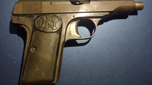 Allanaron una cooperativa de trabajo por el robo de una bicicleta y encontraron un arma