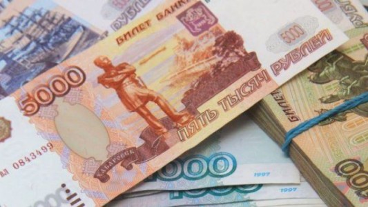 Fuerte devaluación del rublo y postergación de la apertura de la Bolsa de Moscú