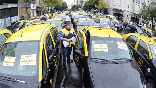 El Gobierno porteño justificó la protesta de taxistas contra Uber pero advirtió que los piquetes "están fuera de la ley"