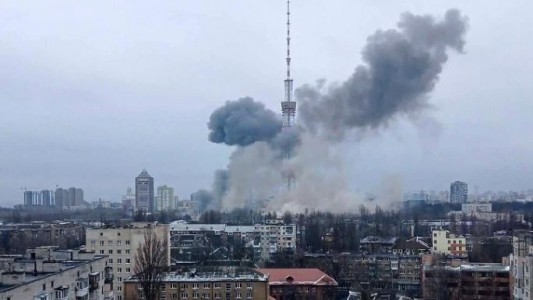 Video: Rusia bombardeó una torre de televisión en Kiev y hay cinco muertos