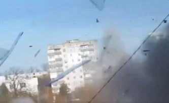 Video: Filmaba el avance de un tanque que le disparó