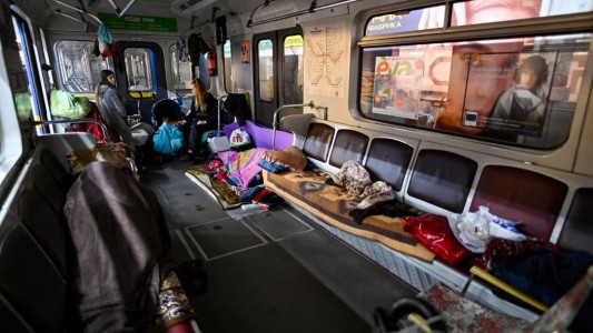 El subte de Kiev, refugio de la población contra los misiles