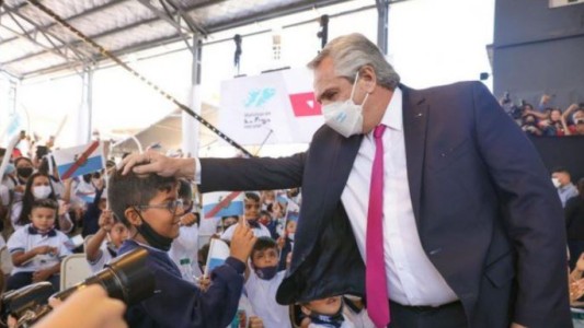 En un acto por el inicio de clases en La Rioja, un alumno le preguntó a Alberto Fernández por qué rompió la cuarentena