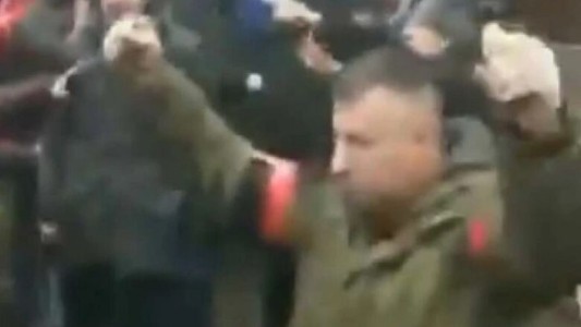 Video: un soldado ruso caminó con dos granadas en las manos exigiendo a los ucranianos que se rindan