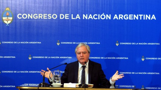 Pinedo dijo que no cree que "vaya a convertirse en ley" el proyecto antidespidos que aprobó el Senado