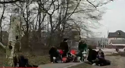 Video: Fuego cruzado sobre civiles que huyen