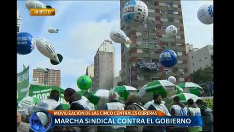 Cuatro centrales de trabajadores marcharon contra la política económica del Gobierno