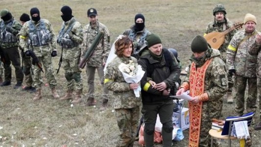 Video: la pareja que se casó en el frente de batalla en Kiev