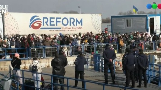 Miles de personas cruzan por ferry de Ucrania a Siret, Rumania