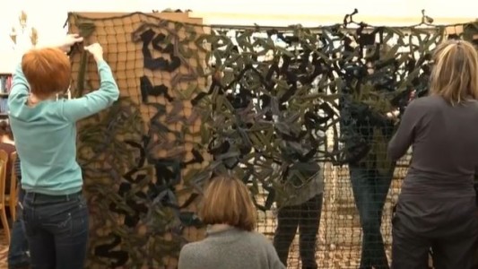 Video: Mujeres y adultos mayores fabrican camuflajes