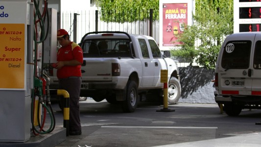 Rige el nuevo aumento de nafta y estacioneros no descartan despidos