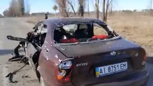 Video: el momento en que el ejército ruso ataca un auto en el que viajaban una pareja de ancianos ucranianos