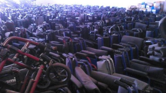 PAMI: Regazzoni denunció que había sillas de ruedas abandonadas y reventa de pañales