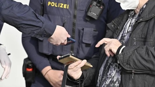 Austria suspende la ley que obligaba a vacunarse contra el covid