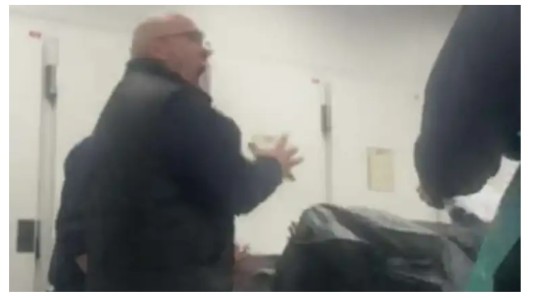 Broma de mal gusto entre empleados de una funeraria