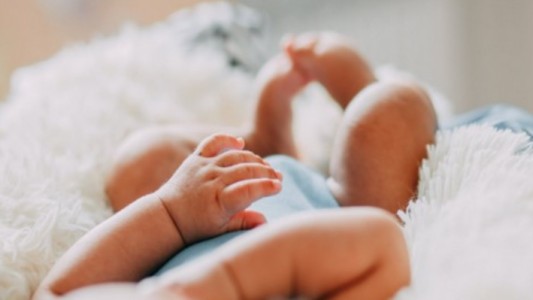 Mató de cinco balazos a su hija recién nacida porque prefería un nene