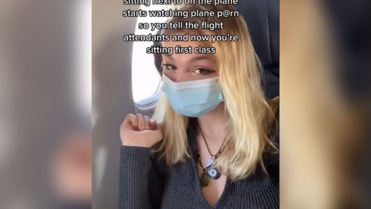 Denunció que un pasajero estaba mirando porno y la pasaron a primera clase